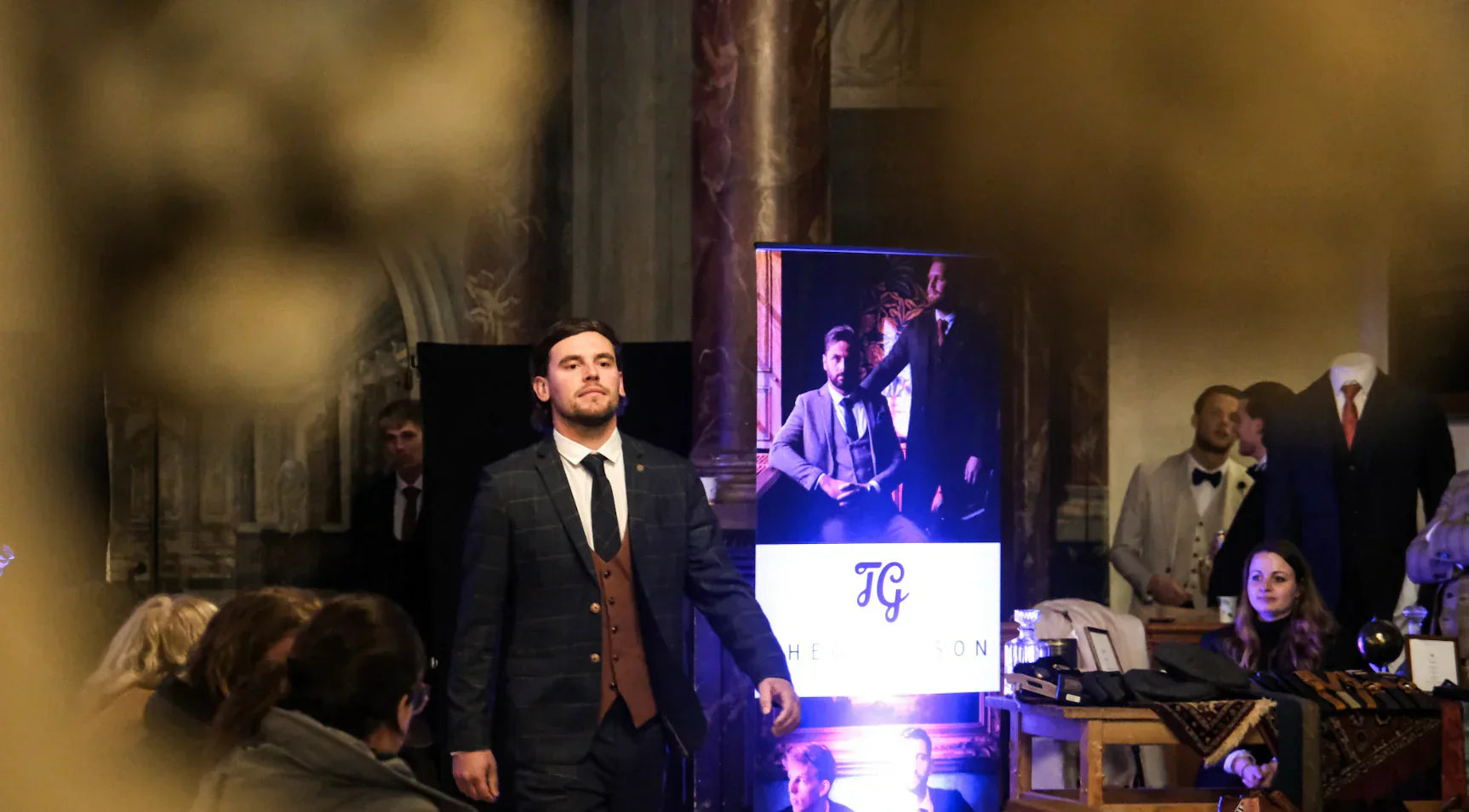 Hvad har man på under et blåt jakkesæt?